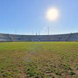 E per un attimo ci pare di ascoltare delle grida: quelle di coloro che in questo glorioso tempio del pallone hanno sofferto e gioito, perdendo persino la voce quando a gonfiare la rete era il Bari, la propria vecchia e amata squadra biancorossa